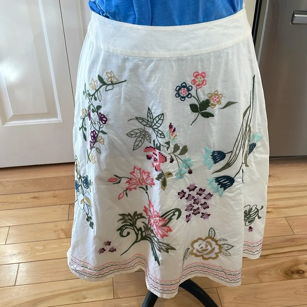 Talbots fully lined Aline cream embroidered flower side zip skirt - Picture 2 of 14